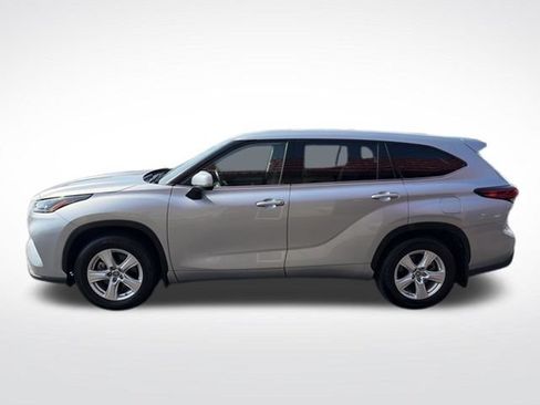 Used 2022 Toyota Highlander LE AWD/4WD image 4