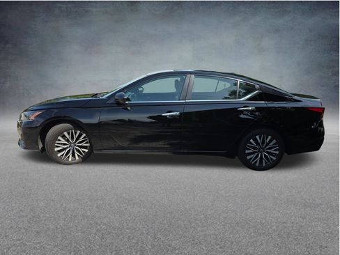 Used 2025 Nissan Altima 2.5 SV FWD image 9