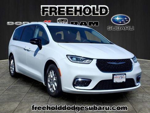 Used 2024 Chrysler Pacifica Touring-L FWD image 1