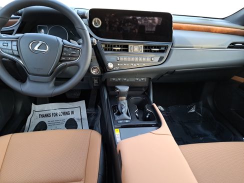 Used 2025 Lexus ES 300h w/ Premium Package image 9
