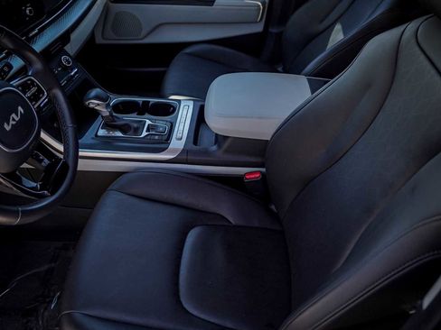 Certified 2024 Kia Carnival LX image 11