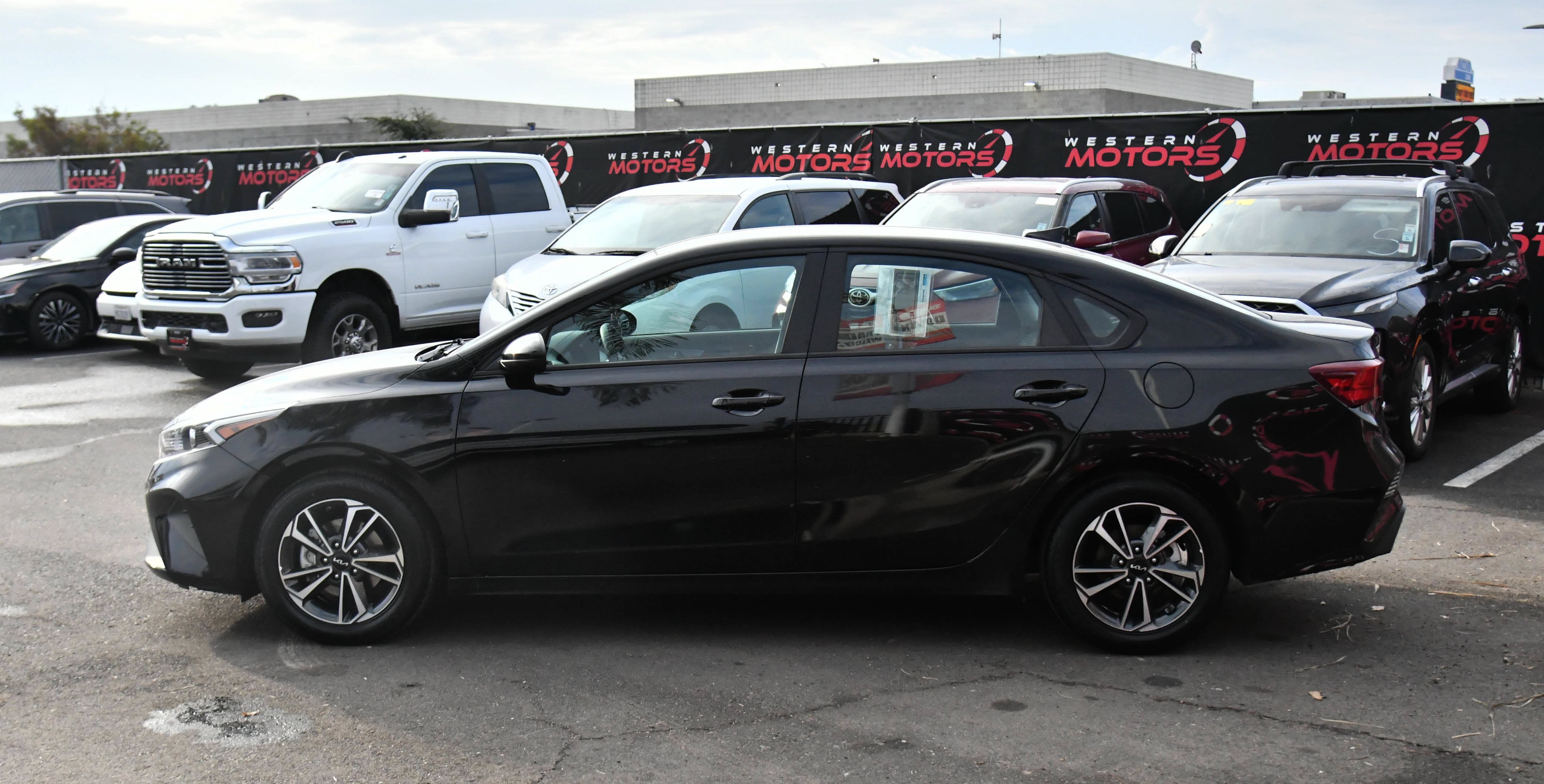 Used 2024 Kia Forte LXS FWD image 4
