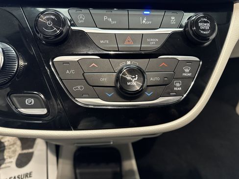 Used 2024 Chrysler Pacifica Touring-L image 33