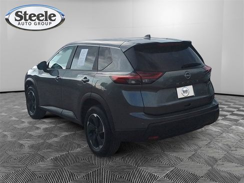Used 2024 Nissan Rogue SV image 3