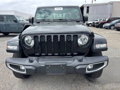 Used 2022 Jeep Gladiator Sport AWD/4WD image 2
