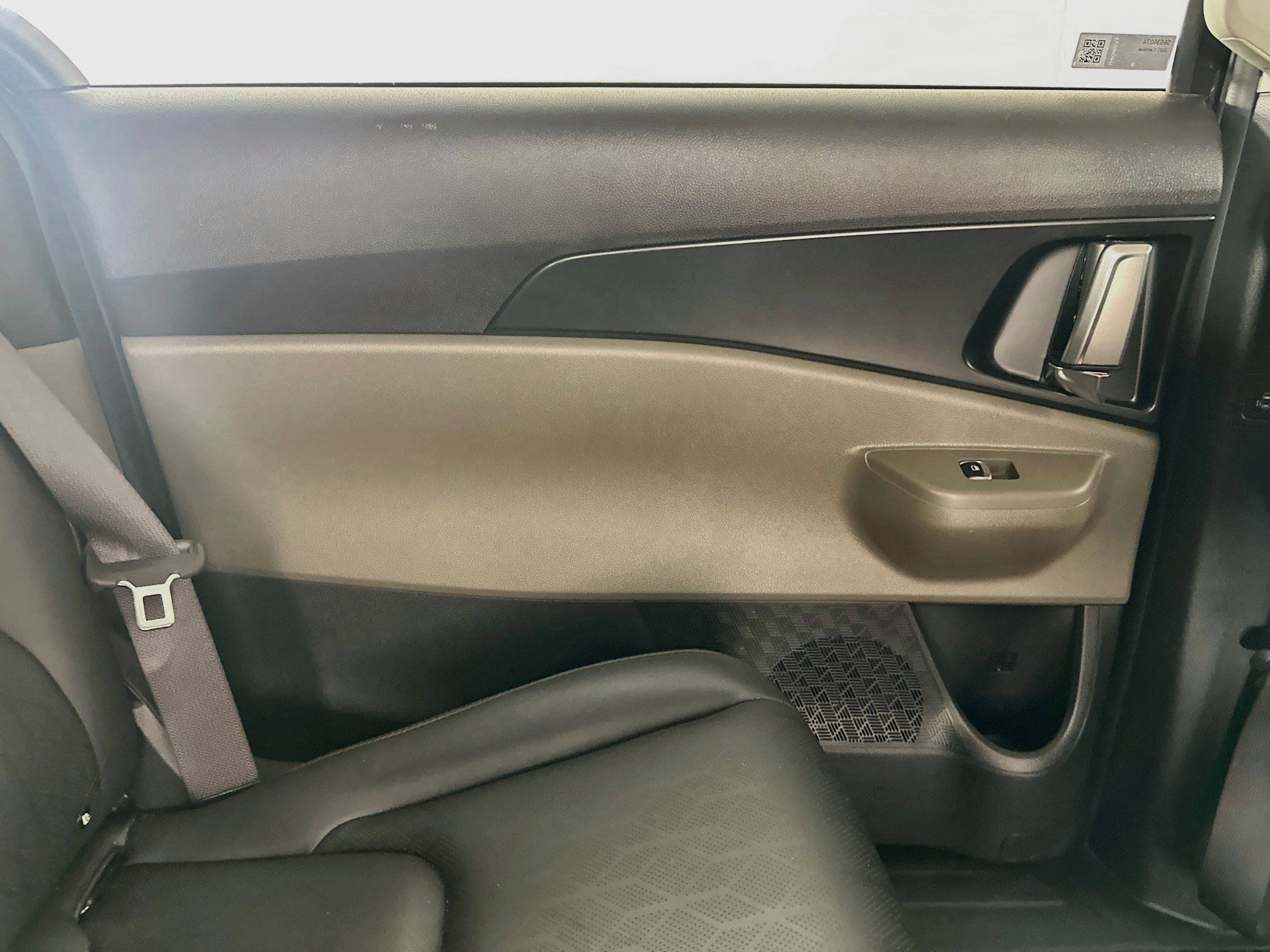 Used 2025 Kia Carnival FWD image 27