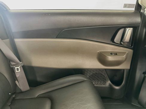 Used 2025 Kia Carnival FWD image 27