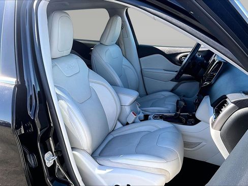 Used 2019 Jeep Cherokee Limited image 3