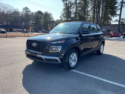 Certified 2025 Hyundai Venue SE image 2