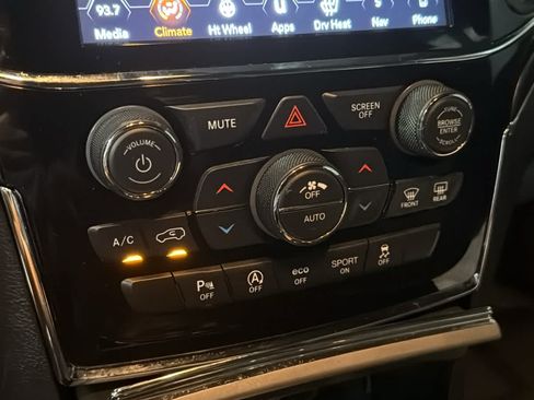 Used 2020 Jeep Grand Cherokee Limited AWD/4WD image 20