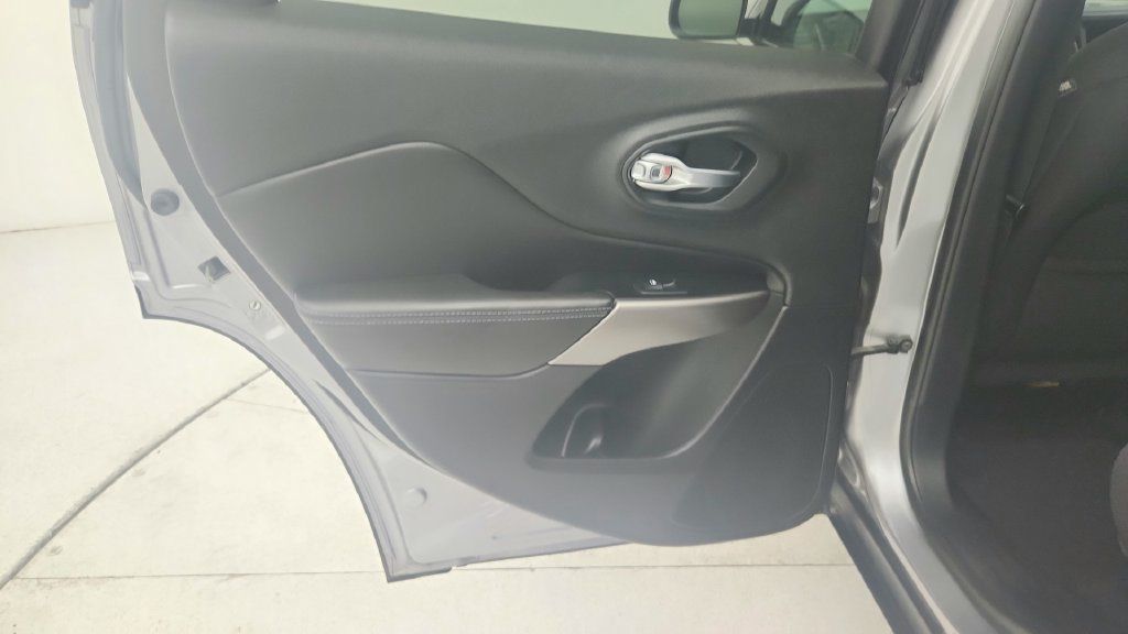Used 2019 Jeep Cherokee Latitude w/ Popular Appearance Group FWD image 23