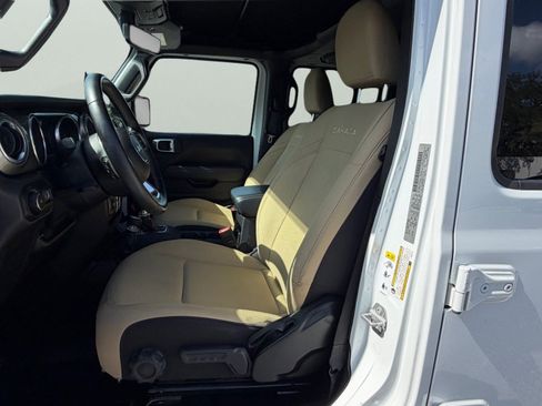 Used 2018 Jeep Wrangler Unlimited Sahara AWD/4WD image 9