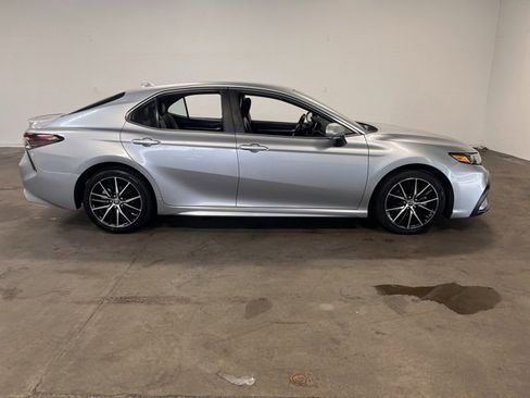 Used 2022 Toyota Camry SE image 2