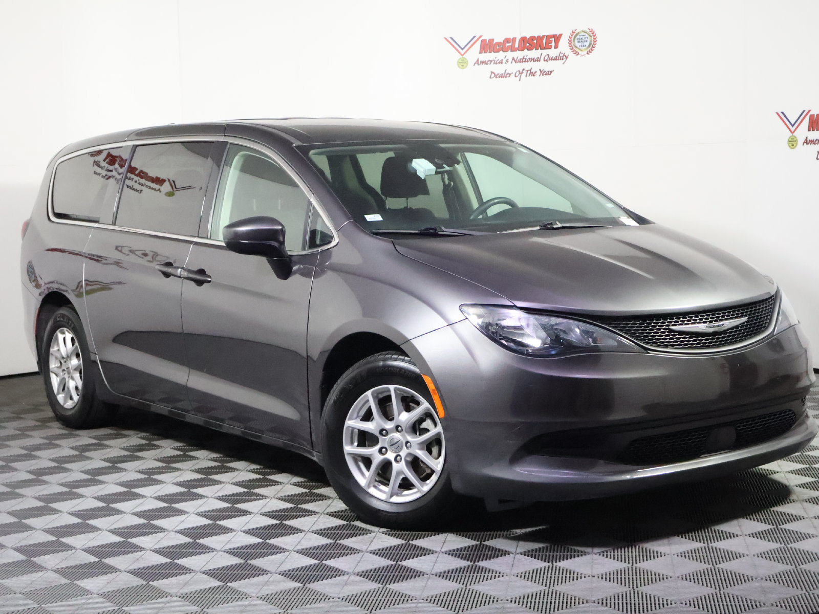Used 2023 Chrysler Voyager LX FWD image 2