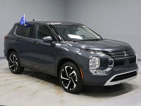 Used 2024 Mitsubishi Outlander SE image 1