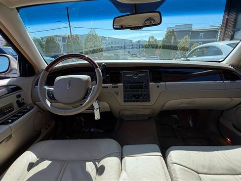 Used 2011 Lincoln Town Car Signature Limited RWD image 24