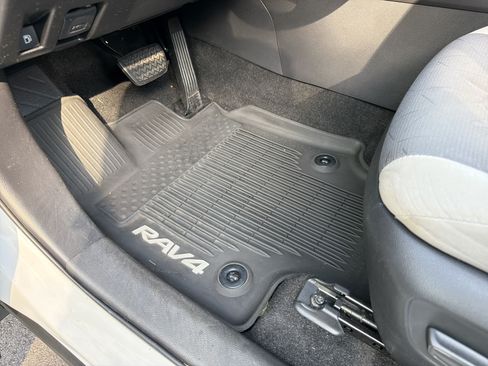 Used 2020 Toyota RAV4 XLE w/ Convenience Package AWD/4WD image 17