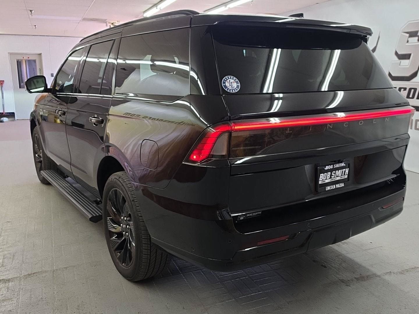 Certified 2025 Lincoln Navigator Reserve w/ Jet Appearance Package AWD/4WD image 4