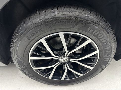 Used 2021 Volkswagen Tiguan SE w/ Panoramic Sunroof Package image 17