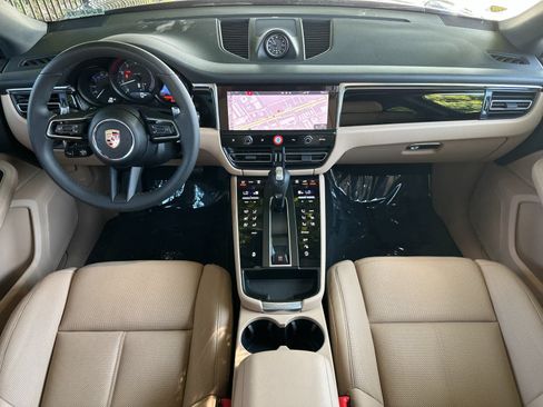 Certified 2025 Porsche Macan AWD/4WD image 6