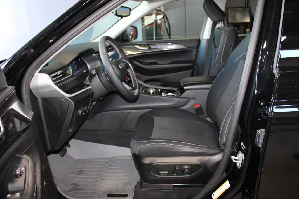 Used 2023 Jeep Grand Cherokee Laredo w/ Luxury Tech Group I AWD/4WD image 8