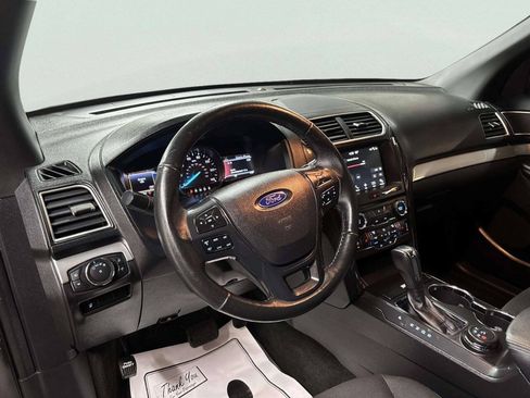 Used 2017 Ford Explorer XLT w/ Equipment Group 201A AWD/4WD image 14