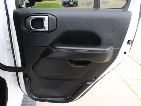 Used 2018 Jeep Wrangler Unlimited Sahara w/ Uconnect 4C Nav & Sound Group AWD/4WD image 5