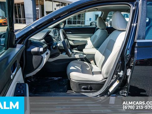 Used 2025 Nissan Altima 2.5 SV FWD image 18