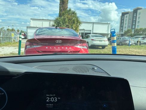 Used 2025 Hyundai Elantra Limited image 12