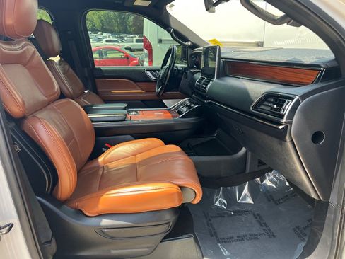 Used 2019 Lincoln Navigator Reserve AWD/4WD image 6