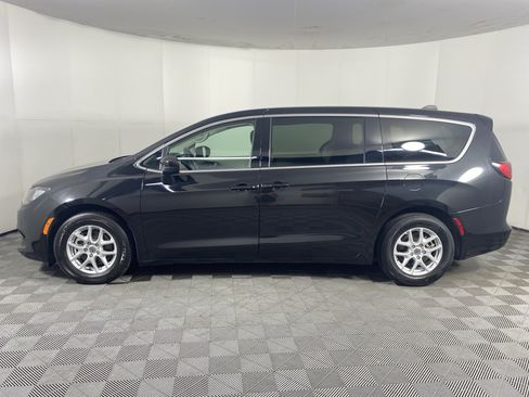 Used 2023 Chrysler Voyager LX FWD image 9