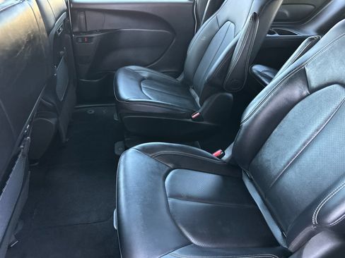 Used 2024 Chrysler Pacifica Limited FWD image 12