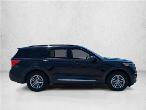 Used 2023 Ford Explorer XLT w/ Equipment Group 202A RWD image 4
