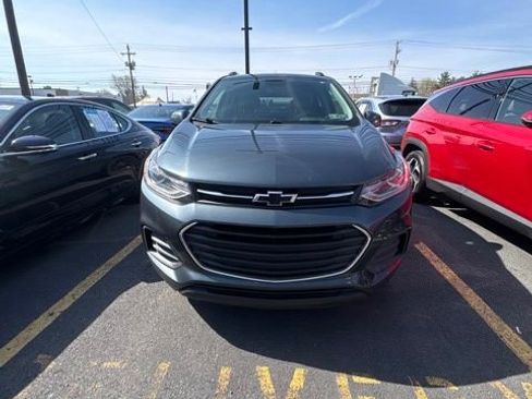 Used 2022 Chevrolet Trax LT w/ Premium Seat Package image 5