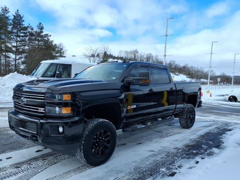 Used 2019 Chevrolet Silverado 2500 LT w/ Midnight Edition image 3