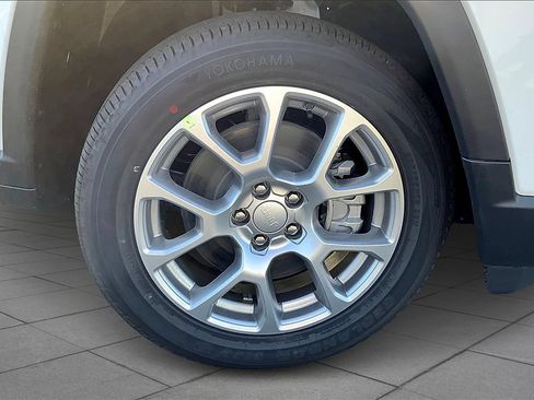 Used 2023 Jeep Compass Latitude w/ Sun and Sound Group AWD/4WD image 15