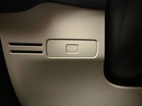 Used 2024 Volvo XC40 B5 Plus w/ Protection Package Premier image 28