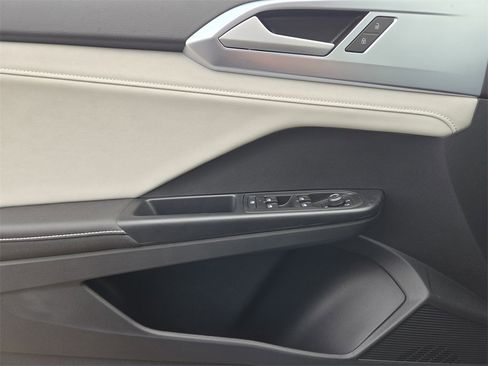 New 2026 Volkswagen Taos SE image 18