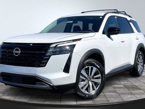New 2026 Nissan Pathfinder SL image 2