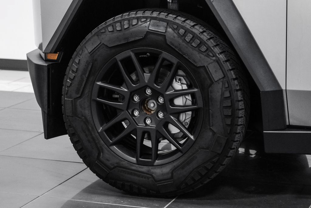 Used 2024 Tesla Cybertruck AWD Crew Cab image 50