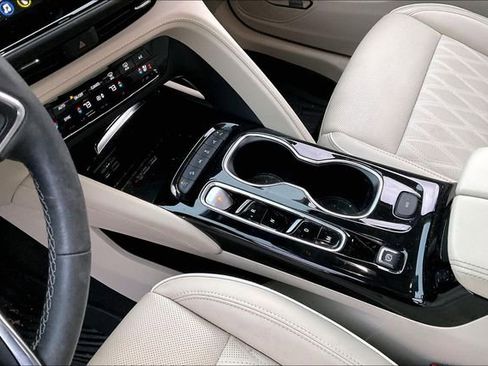 Used 2023 Buick Envision Avenir image 13