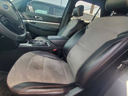 Used 2017 Ford Explorer XLT AWD/4WD image 3