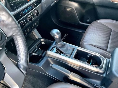 Used 2017 Toyota Tacoma Limited w/ Tow Package AWD/4WD image 18