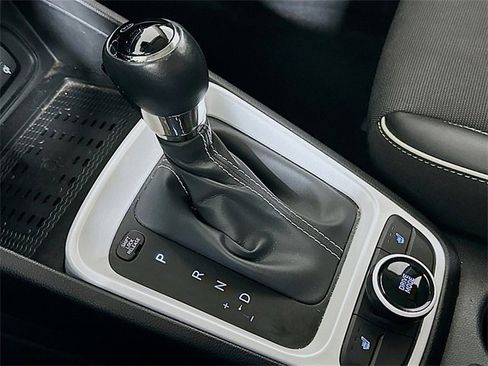 Used 2023 Hyundai Venue Limited image 18