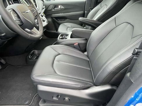 New 2026 Chrysler Pacifica Select image 7