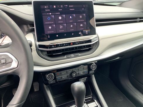 Used 2025 Jeep Compass Limited image 17