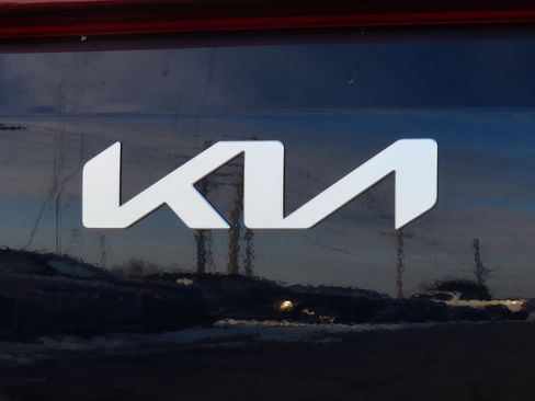 Used 2025 Kia Carnival EX image 16