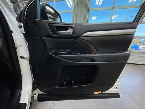 Used 2016 Toyota Highlander XLE image 27