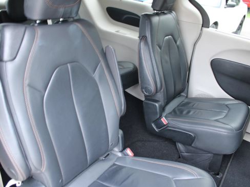 Used 2017 Chrysler Pacifica Touring-L FWD image 25