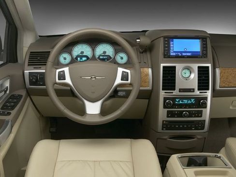 Used 2008 Chrysler Town & Country Touring FWD image 4